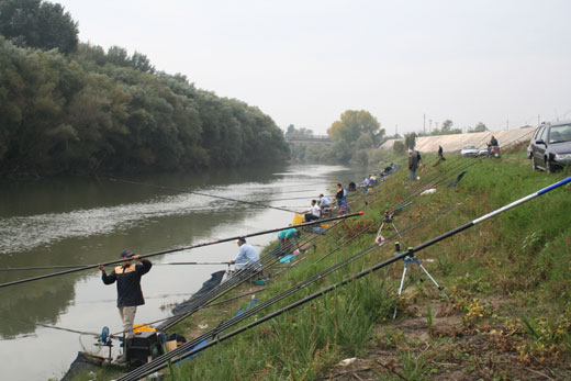 Pescatori sulle rive del fiume Volturno, in Campania, gettano l’amo per pescare cavedani.