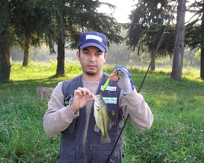 Alessio Turriziani a pesca nel basso Mincio.