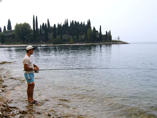 Alessio Turriziani che pesca nel lago di Garda a Punta San Vigilio 