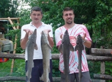Alex e Mihai da MondovÃ¬ e il bottino di storioni