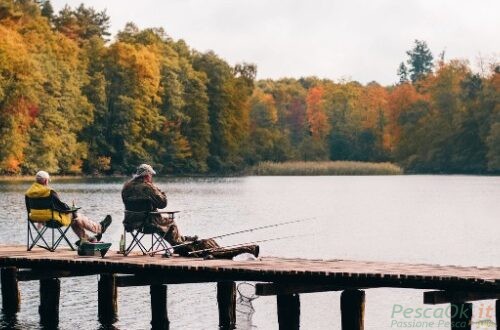Pescatori sul molo con paesaggio autunnale