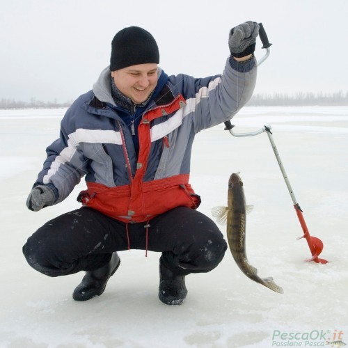 Pescatore sul ghiaccio con preda