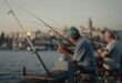 Due persone che stanno pescando in un tratto urbano. Questa pratica è detta Streetfishing-